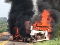 Caminhão pega fogo na BR-364 e trecho da rodovia é interditado próximo de Ariquemes - Rede Social