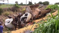 TRAGÉDIA: Caminhoneiro morre em acidente envolvendo duas carretas e um carro na BR-364 - PRF-RO -  Planetafolha