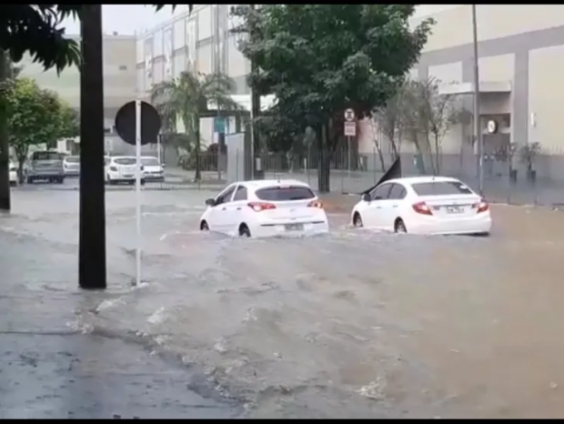 SUFOCO: Temporal que caiu em Porto Velho deixou casas e ruas alagadas - VÍDEO