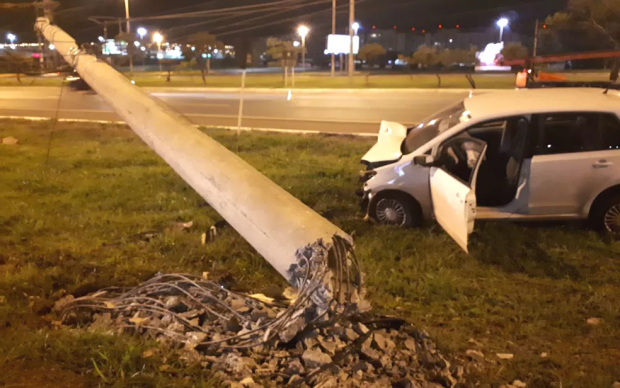 DESTRUIU: Motorista derruba poste, deixa moradores sem energia e foge do local