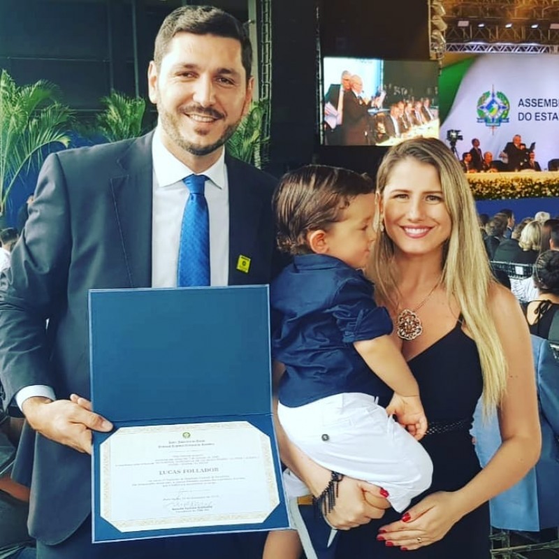 Lucas Follador e Família com Diploma (Foto: Assessoria)