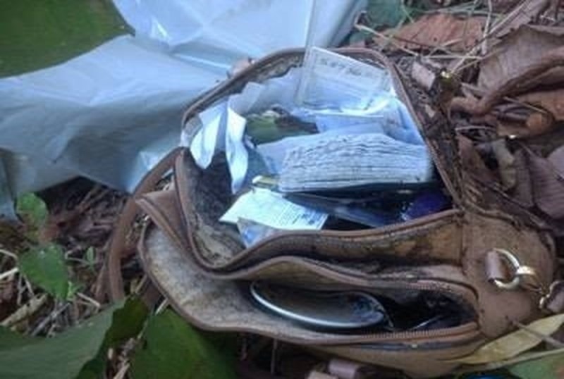 Bolsa feminina com documentos pessoais da vítima foi encontrada no local (Foto: CBR teve net/Reprodução)