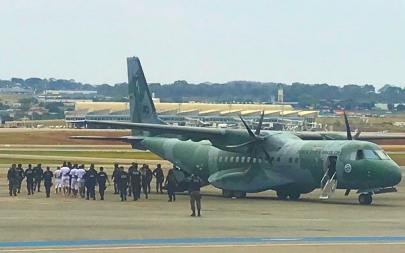 Presos são transferidos em avião da Força Aérea Brasileira de Goiânia para Rond�\�nia (Foto: Divulgação/SSP-GO)