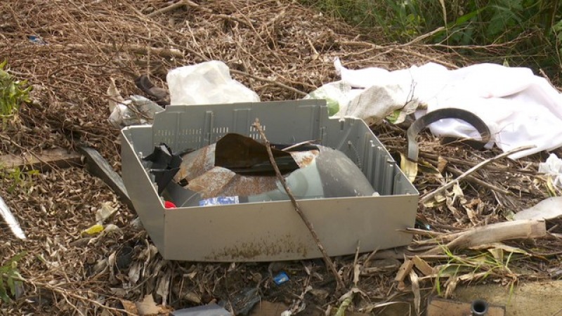 Anderson comenta que em muitos dos casos os próprios moradores do bairro jogam o lixo nos locais públicos (Foto: Amaz�\�nica/Reprodução)