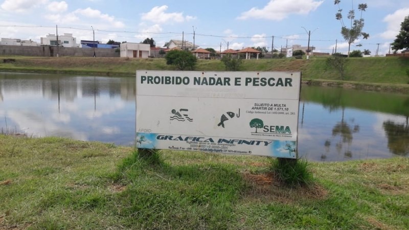 Praça possui placas informando sobre a proibição de entrar na água (Foto: Rinaldo Moreira/G1)