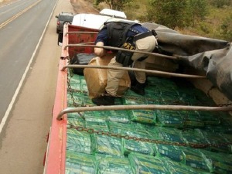 Droga chegou a ser transportada entre macarrão (Foto: PRF-MS/Reprodução) (Foto: G1.com-RO)