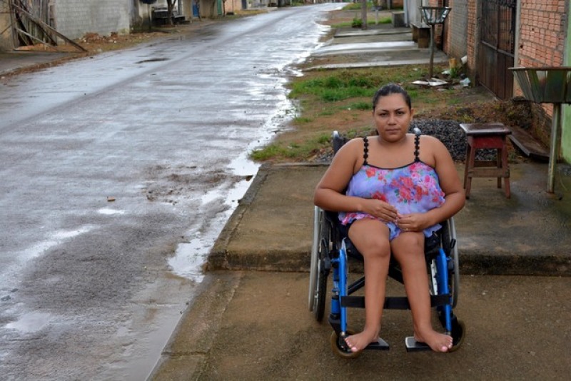 Valdineia Alves Garcia usa cadeira de rodas desde a infância e reclama da falta de acessibilidade no bairro em que mora (Foto: Diêgo Holanda/G1)