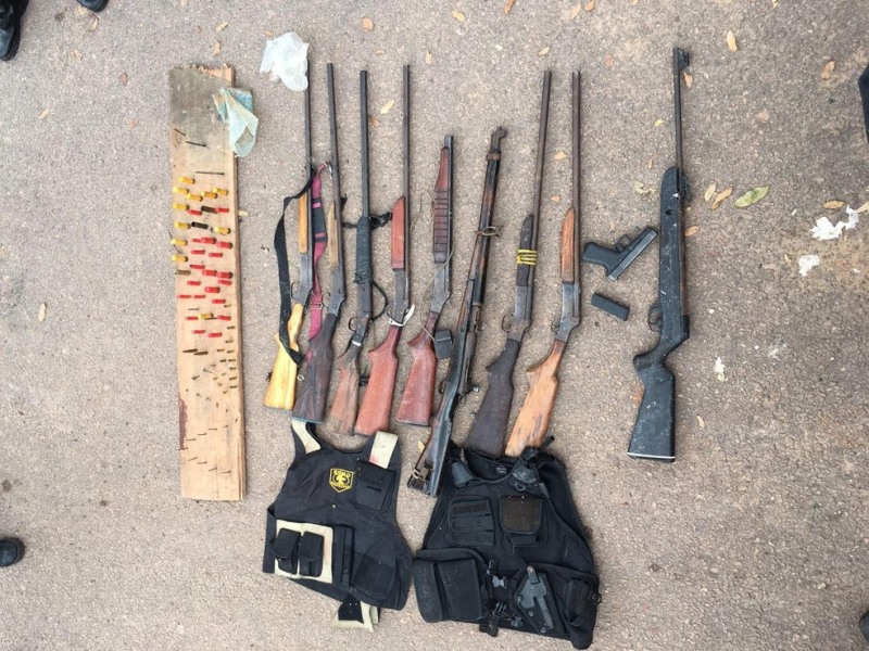 Armas e coletes apreendidos na fazenda (Foto: Ascom/PC) (Foto: Reprodução)