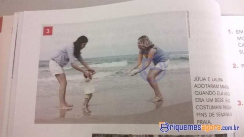 Casal homossexual brinca com a filha em imagem de livro - G1 (Foto: Reprodução G1-RO)