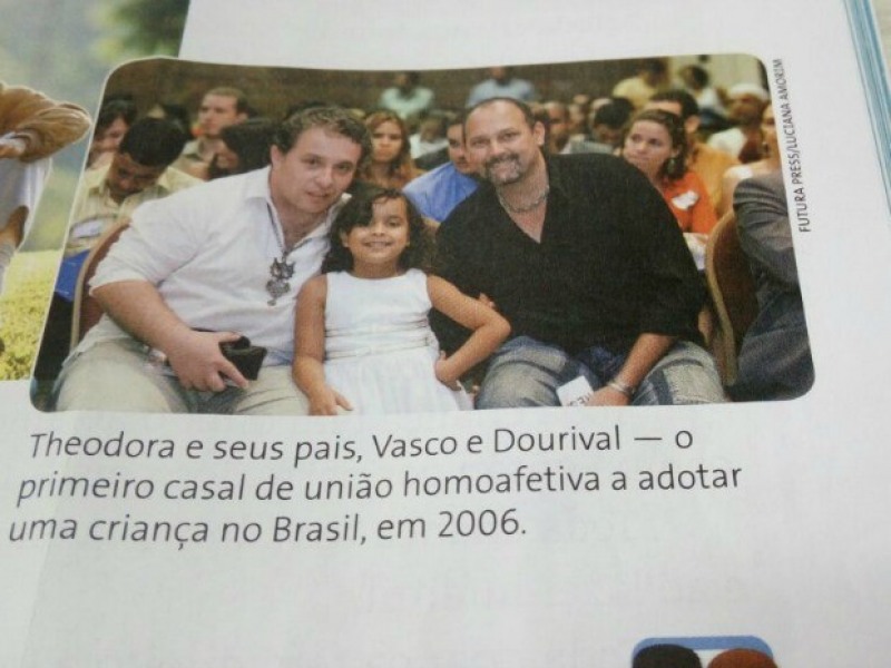 Livro vetado mostra foto de 1° casal gay a adotar criança no Brasil (Foto: Ana Claudia Ferreira/ G1) (Foto: Reprodução G1-RO)