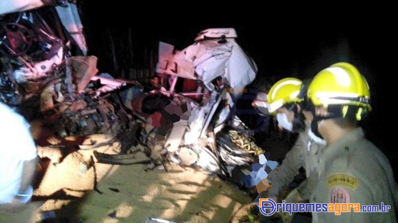 ACIDENTE BR-364 - Três pessoas morrem após acidente entre duas carretas