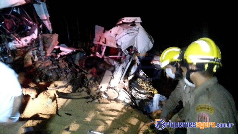 ACIDENTE BR-364 - Três pessoas morrem após acidente entre duas carretas