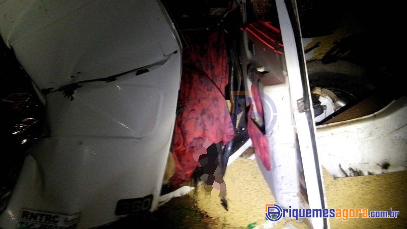 ACIDENTE BR-364 - Três pessoas morrem após acidente entre duas carretas
