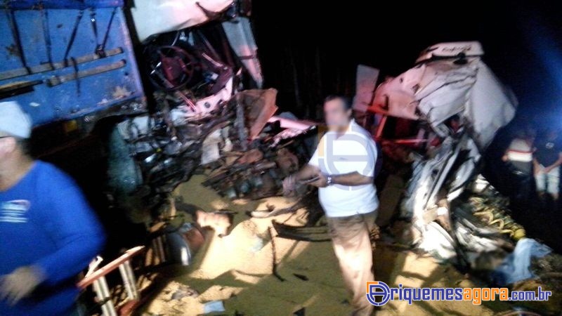 ACIDENTE BR-364 - Três pessoas morrem após acidente entre duas carretas