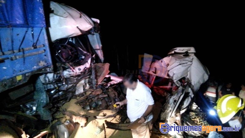 ACIDENTE BR-364 - Três pessoas morrem após acidente entre duas carretas