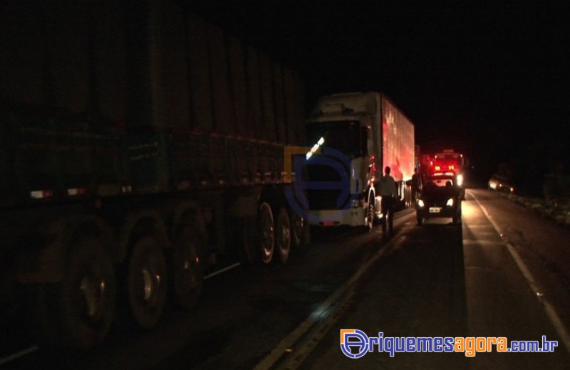 ACIDENTE BR-364 - Três pessoas morrem após acidente entre duas carretas