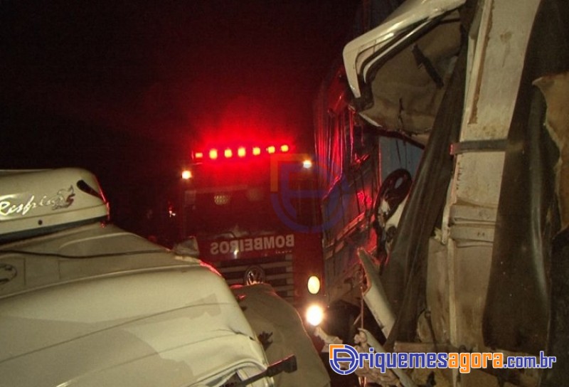 ACIDENTE BR-364 - Três pessoas morrem após acidente entre duas carretas
