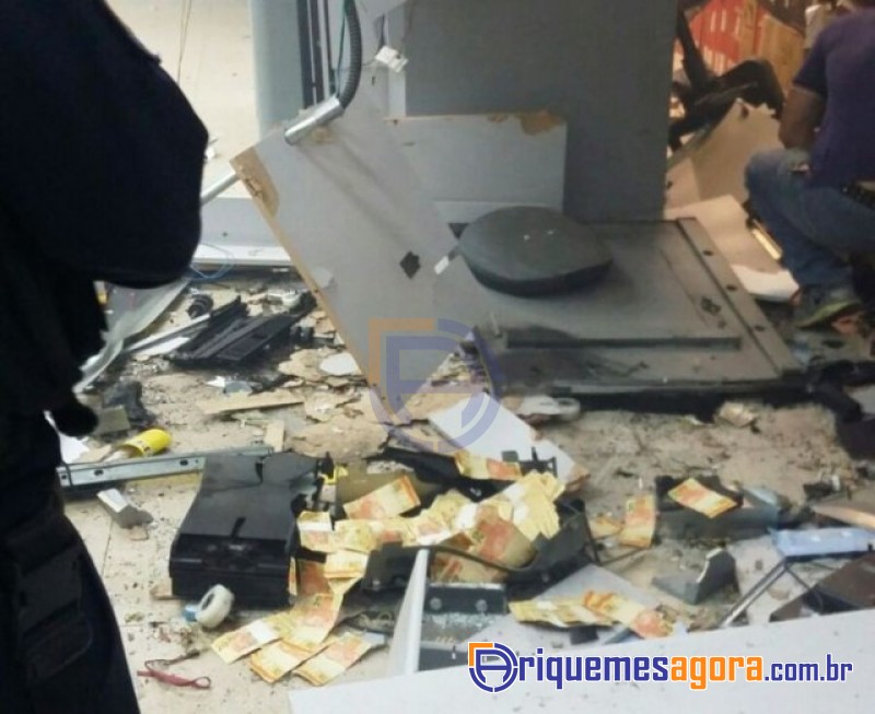 Bandidos explodem caixas eletrônicos em agência bancária