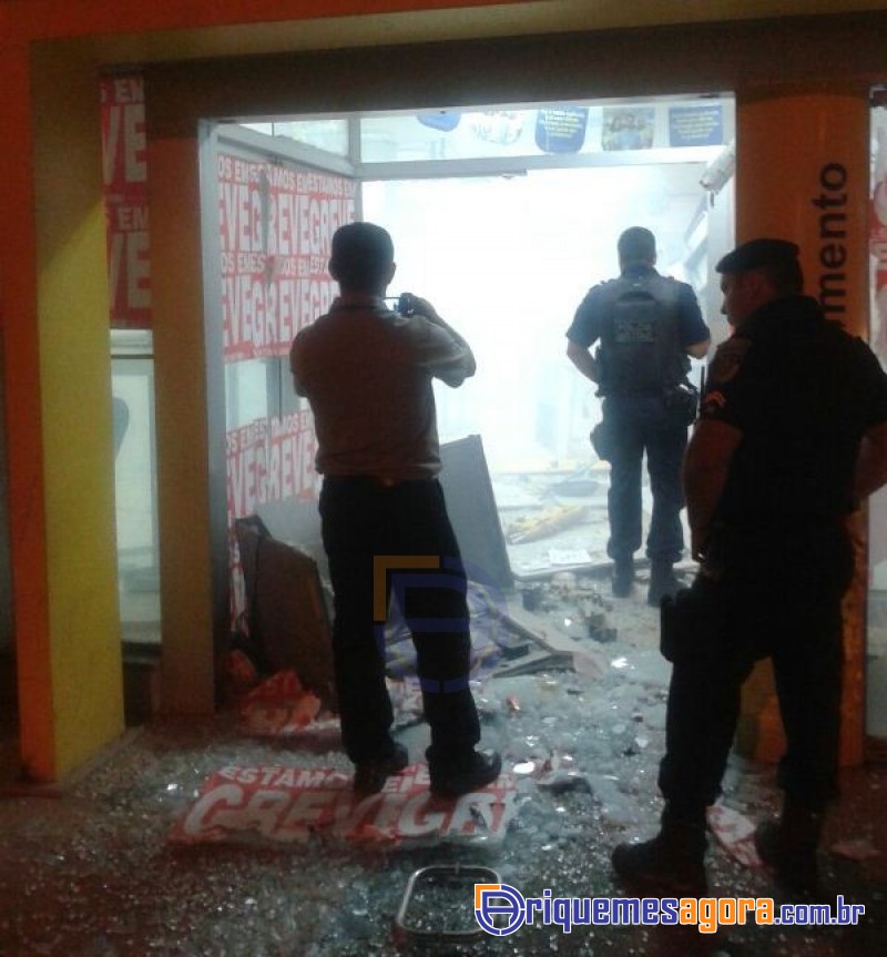 Bandidos explodem caixas eletrônicos em agência bancária