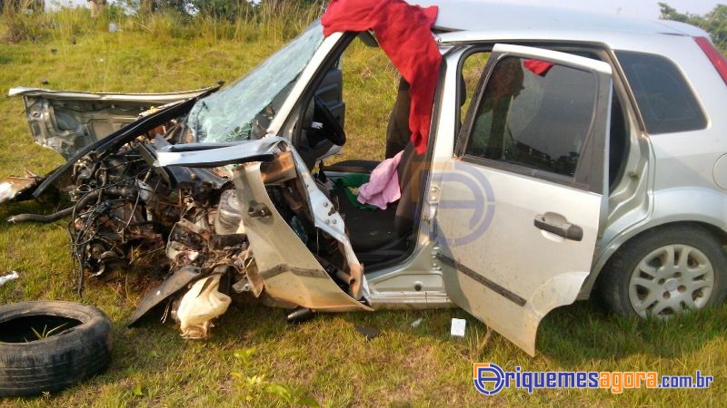 Colisão entre carro e caminhão deixa três pessoas feridas na BR-364
