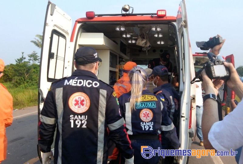 Colisão entre carro e caminhão deixa três pessoas feridas na BR-364