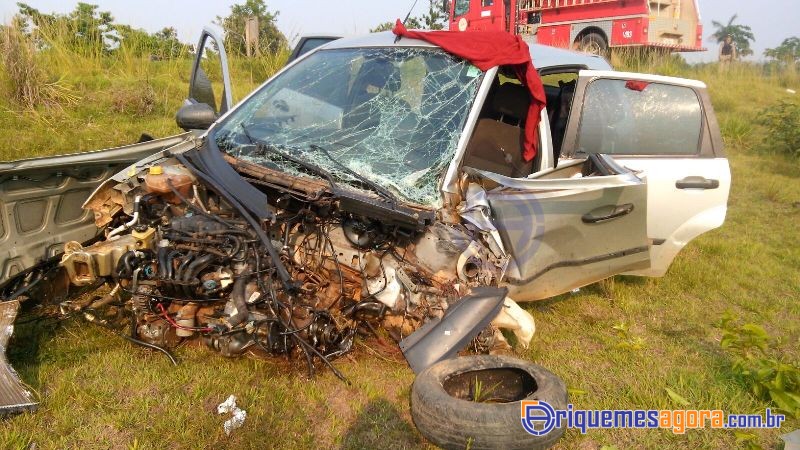 Colisão entre carro e caminhão deixa três pessoas feridas na BR-364