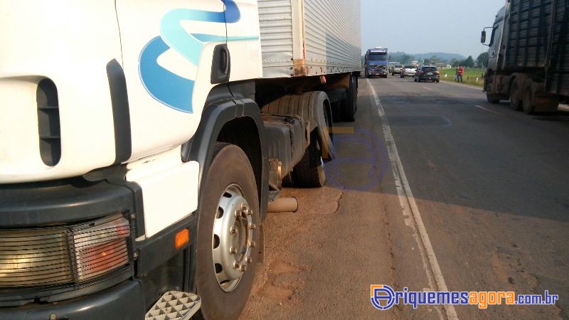 Colisão entre carro e caminhão deixa três pessoas feridas na BR-364