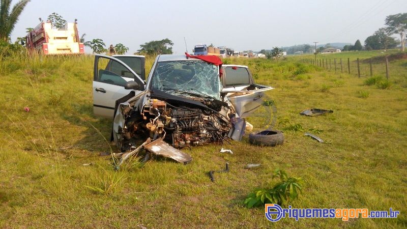 Colisão entre carro e caminhão deixa três pessoas feridas na BR-364