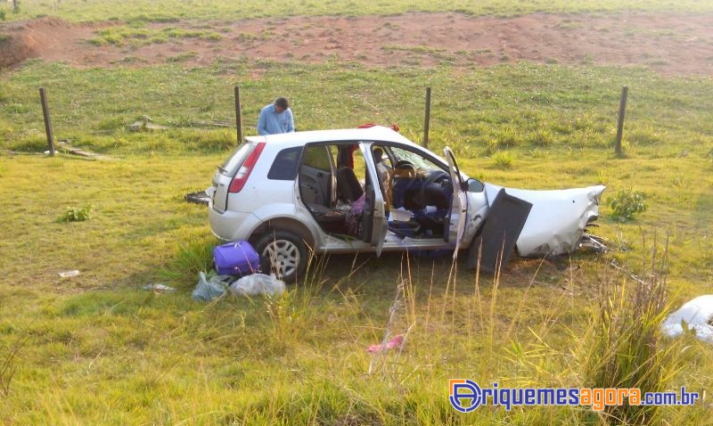 Colisão entre carro e caminhão deixa três pessoas feridas na BR-364