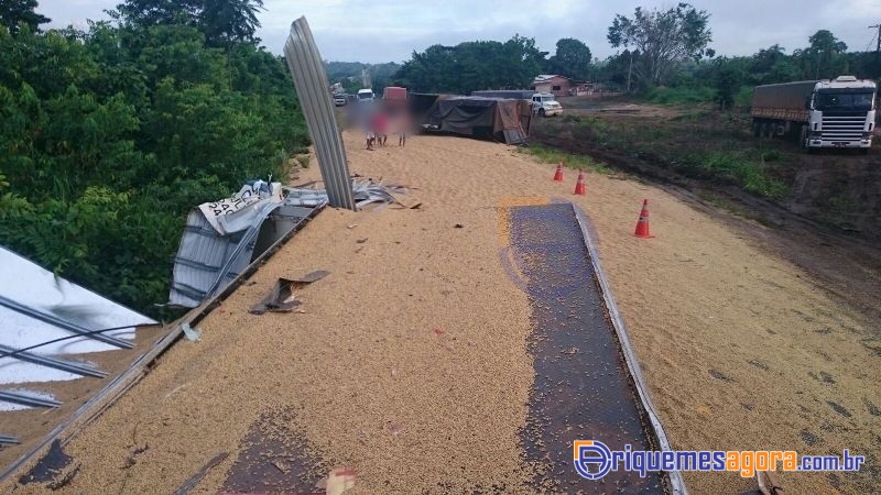 ACIDENTE BR 364 - Motorista de caminhão morre na hora ao colidir com carreta