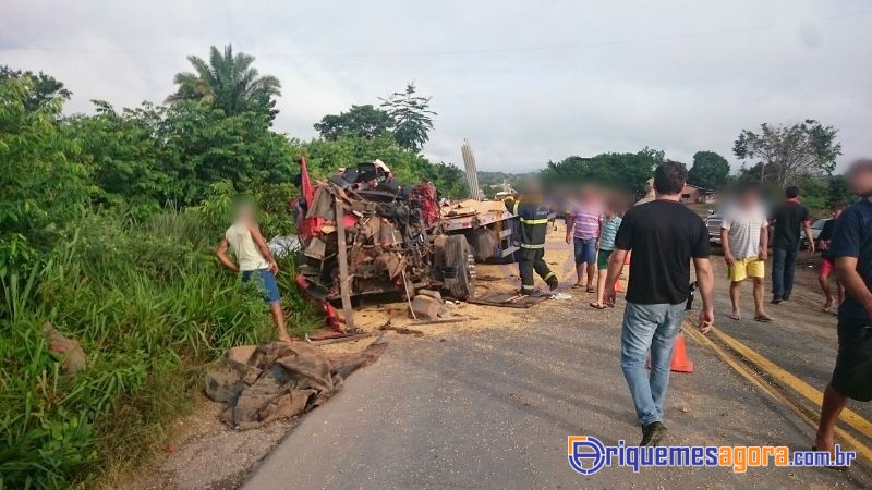 ACIDENTE BR 364 - Motorista de caminhão morre na hora ao colidir com carreta