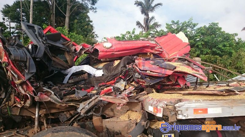 ACIDENTE BR 364 - Motorista de caminhão morre na hora ao colidir com carreta