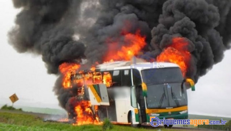 Ônibus lotado pega fogo na BR 364 e fica completamente destruido