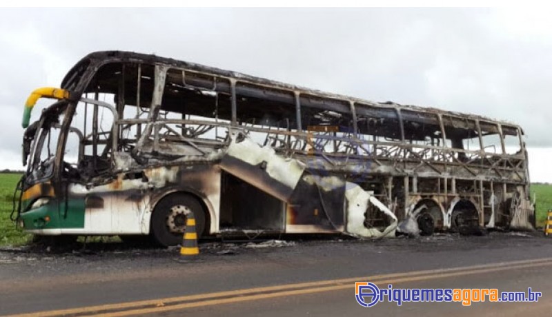 Ônibus lotado pega fogo na BR 364 e fica completamente destruido