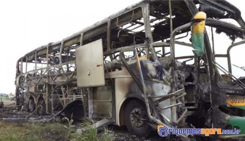 Ônibus lotado pega fogo na BR 364 e fica completamente destruido