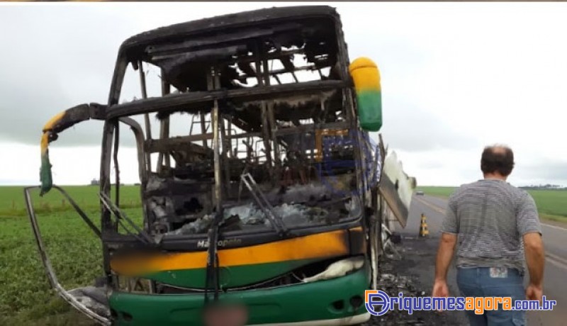 Ônibus lotado pega fogo na BR 364 e fica completamente destruido