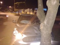 Motorista bate em árvore e abandona carro no local em Ariquemes - Foto: Reprodução