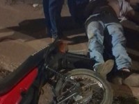 Motociclista embriagado bate em carro parado e se fere - Foto: Divulgação