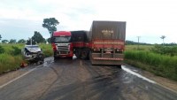 Colisão entre caminhonete e carreta bitrem deixa três feridos e fecha BR-364 - Foto: PRF/Divulgação
