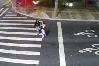 Jovens morrem atropeladas na faixa de pedestres - VÍDEOS - Foto: Câmera reprodução