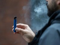 Mãe alerta sobre como vape contribuiu para morte de filho aos 20 anos após infecção: 'pulmão não rea - Foto: Reprodução internet de Shutterstock