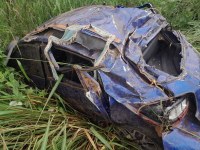 Capotamento de Renault Kwid deixa três pessoas feridas na BR-364 - Foto: Reprodução