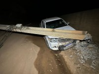 Motorista supostamente embriagado colide com três postes e deixa bairros sem energia - Foto: Reprodução