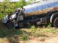 Cabine do caminhão leiteiro ficou destruído em acidente na BR-364 em Ariquemes - Foto: PRF/Divulgação