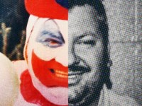 PALHAÇO ASSASSINO: A história do homem que violentou e enterrou 33 jovens na sua casa - Foto: Reprodução
