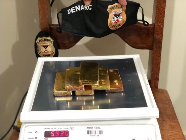 Barras de ouro estavam escondidas debaixo da roupa do suspeito (Foto: Polícia Civil/Divulgação)