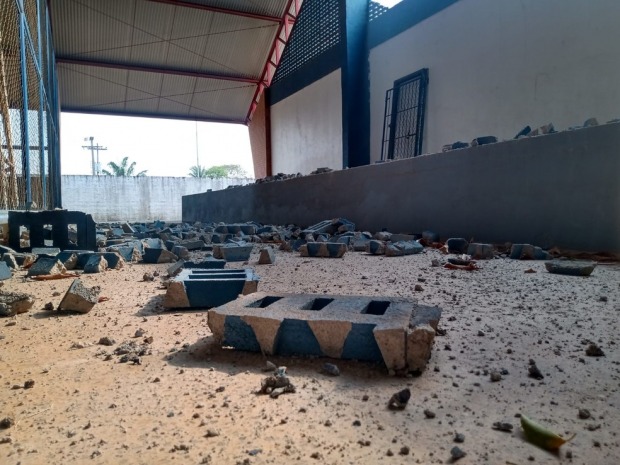 Escola Municipal Chapeuzinho Vermelho é destelhada após forte ventania em Ariquemes (Foto: Franciele do Vale/Rede Amazônica)