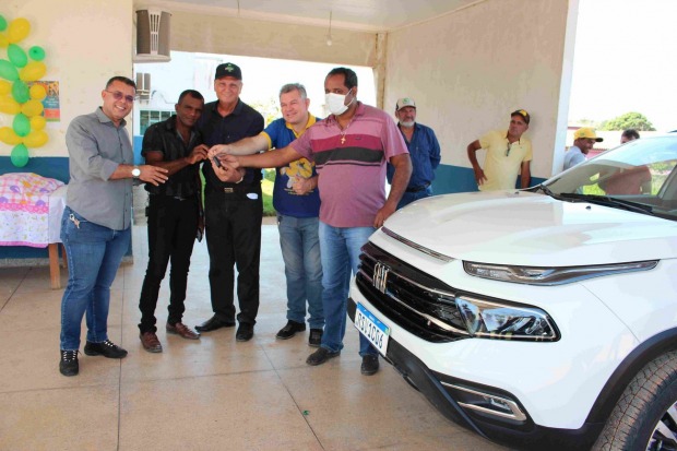 Jacinópolis: Deputado Adelino Follador participa da entrega de Camionete para Saúde