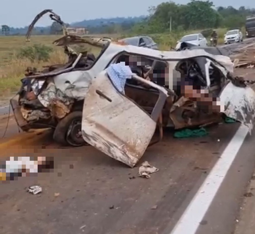Tragédia - Acidente entre Fiat Strada e carreta deixa quatro mortos na BR-364, duas crianças - VÍDEO