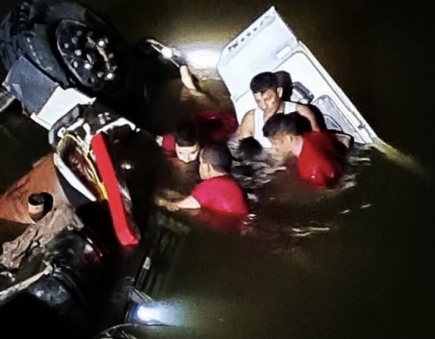 Motorista morreu após o caminhão cair dentro de rio na zona rural de Machadinho do Oeste. (Foto: Divulgação)